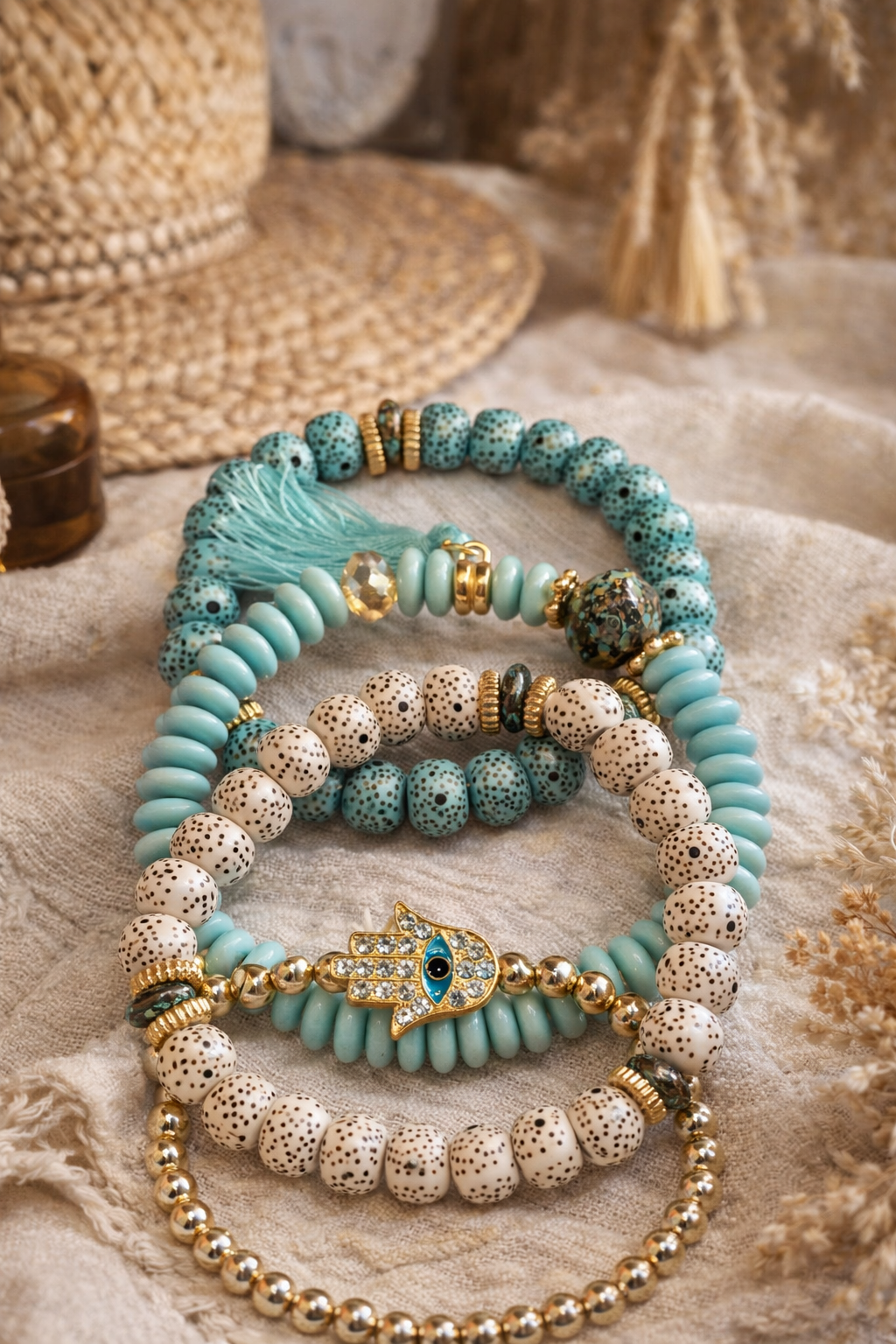 Set de pulseras estilo boho con mano protectora