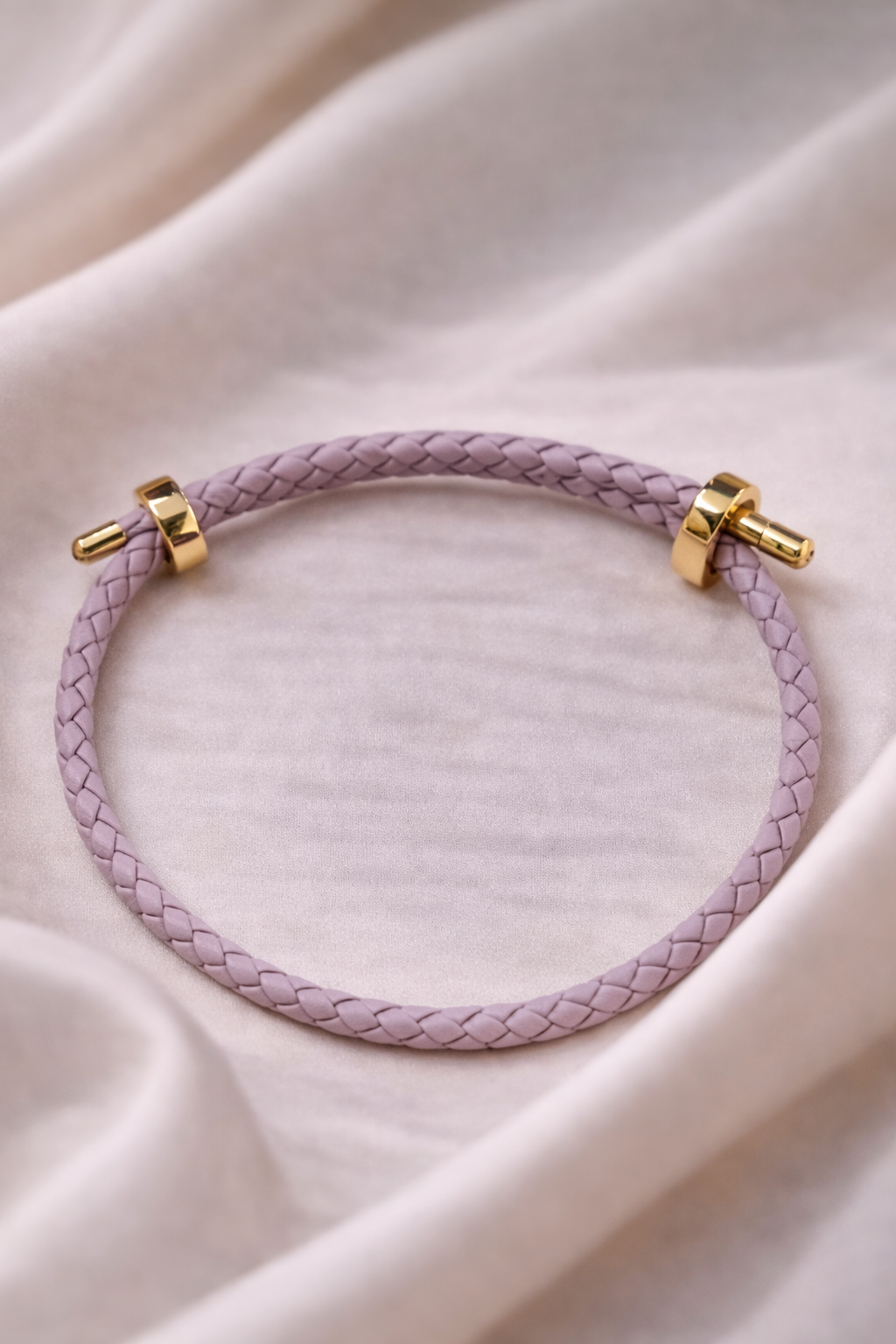 Pulsera trenzada ajustable con detalles dorados