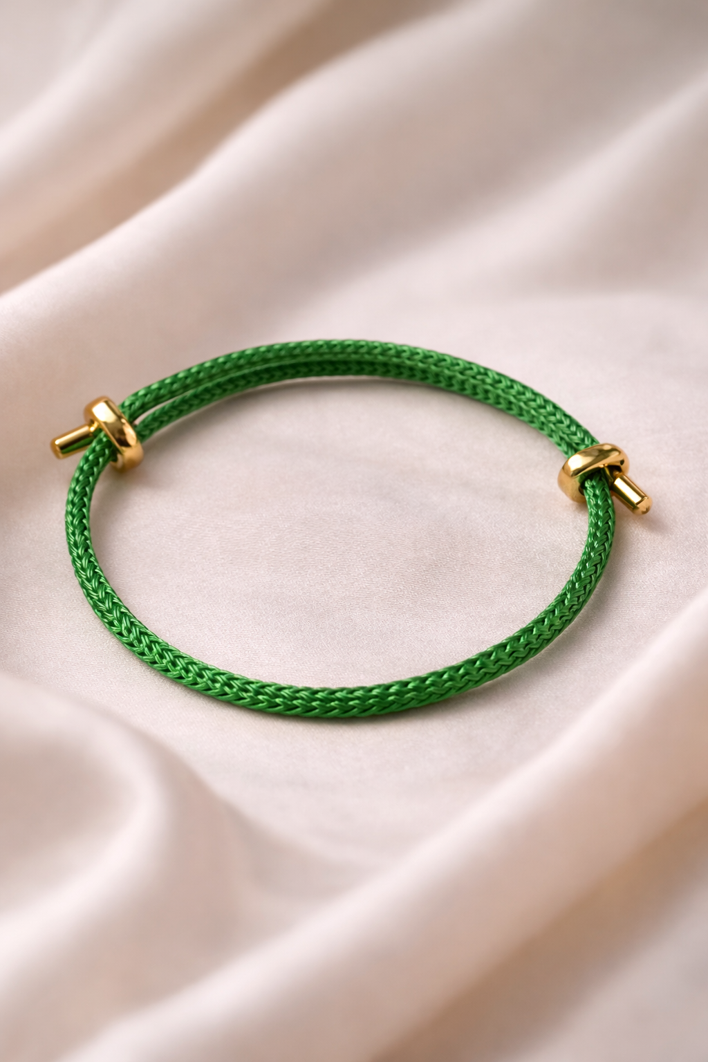 Pulsera trenzada ajustable con detalles dorados