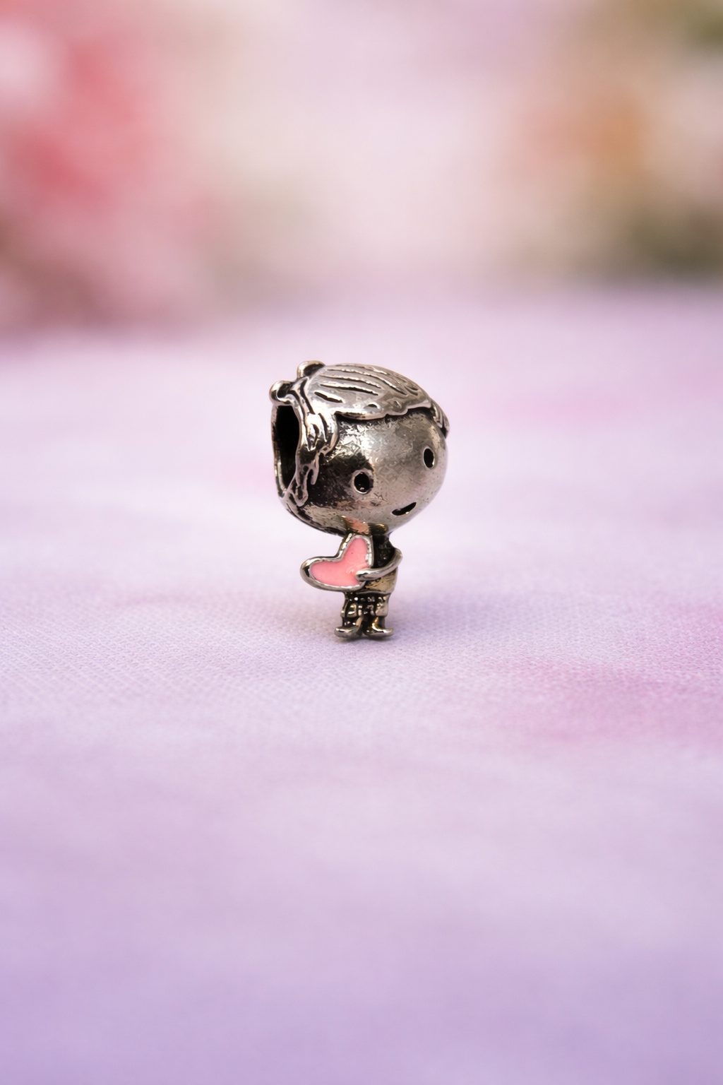 Niño con Corazón Rosa