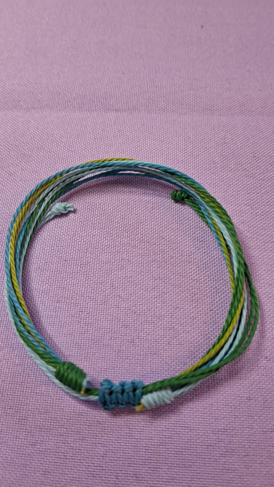 Pulsera ajustable de hilo encerado