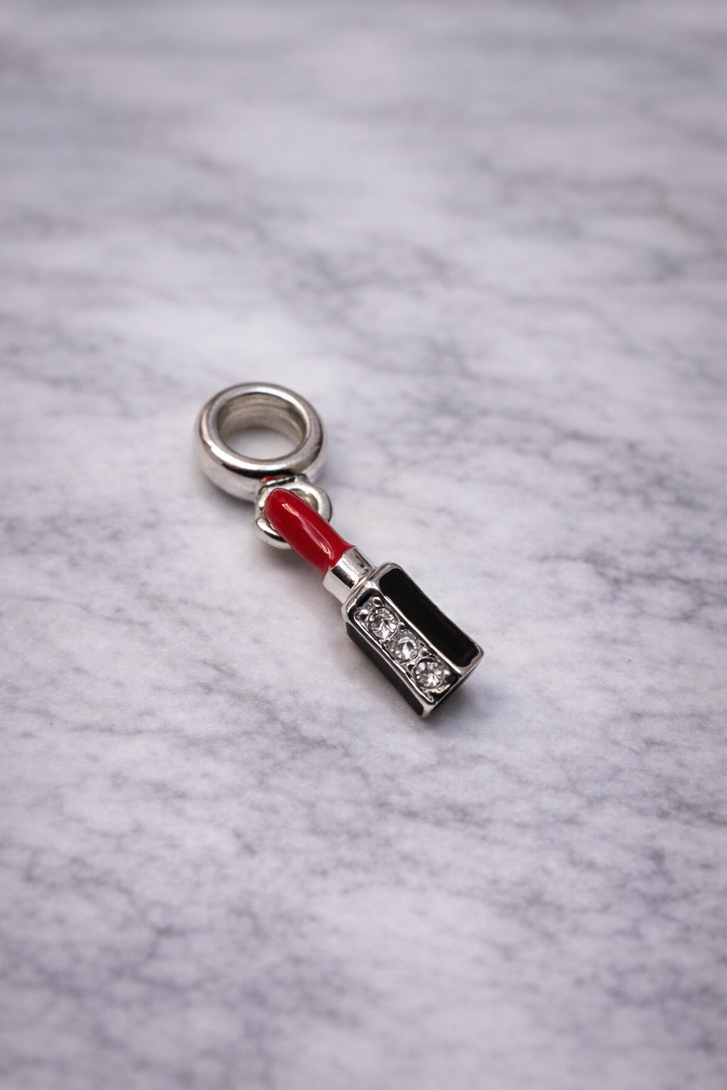 Set de Charms Plateados con Detalles en Rojo