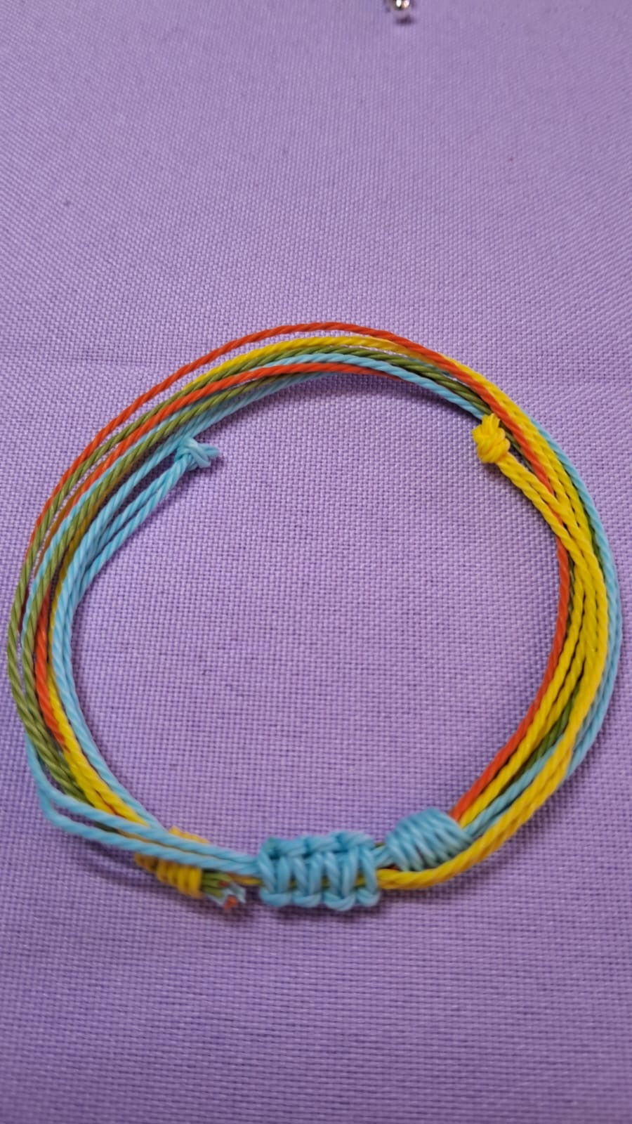 Pulsera ajustable de hilo encerado