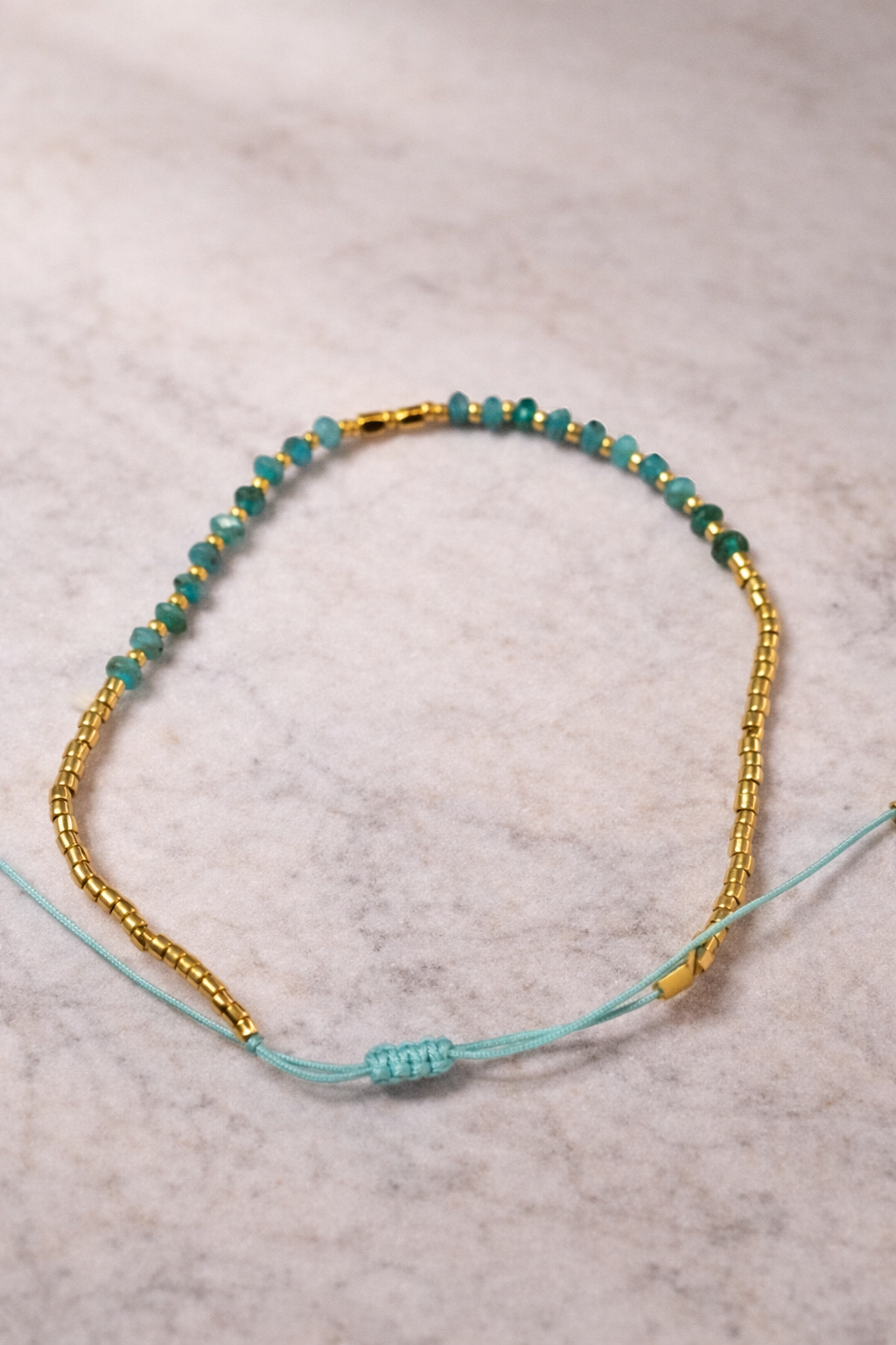 Pulseras minimalistas con cuentas doradas