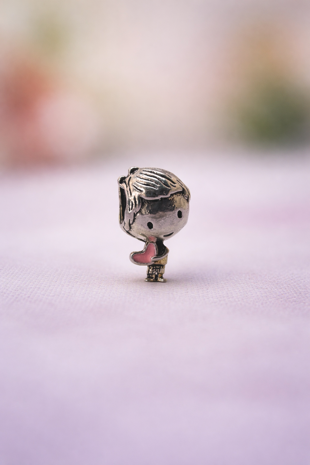 Niño con Corazón Rosa