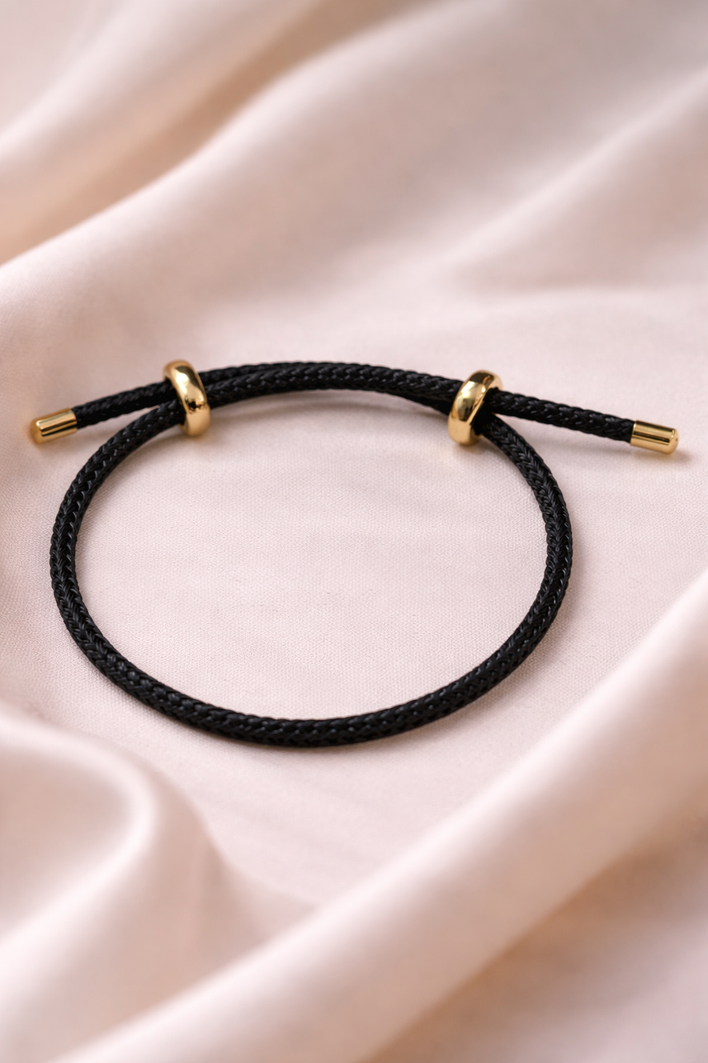 Pulsera trenzada ajustable con detalles dorados