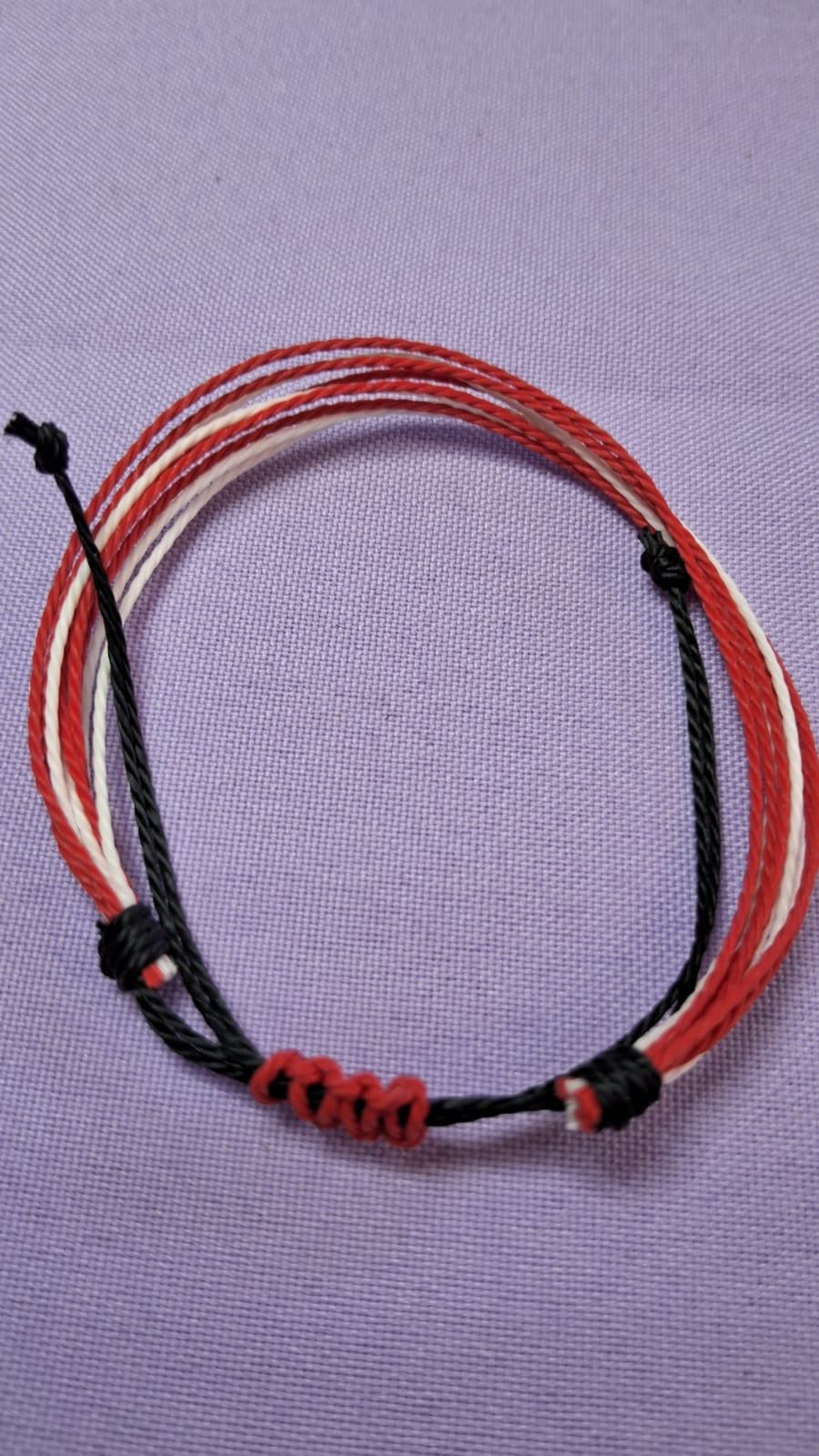 Pulsera ajustable de hilo encerado