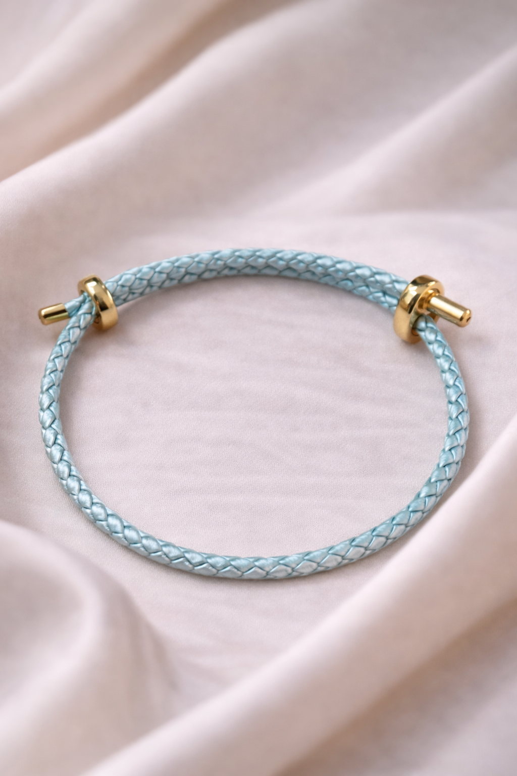 Pulsera trenzada ajustable con detalles dorados