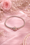 Pulsera clásica tipo Pandora con broche esférico