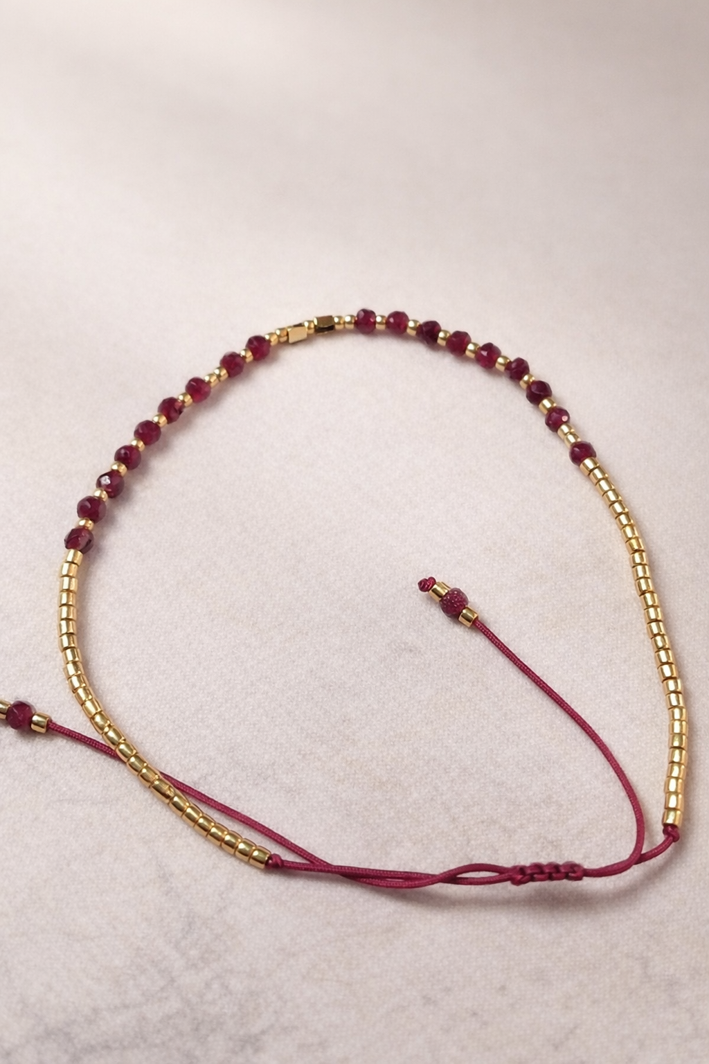 Pulseras minimalistas con cuentas doradas