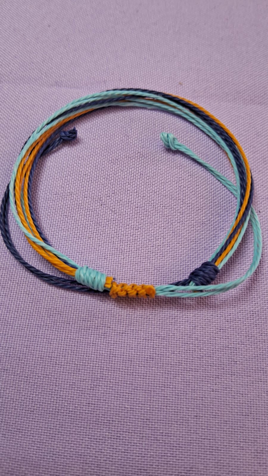 Pulsera ajustable de hilo encerado