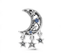 Luna con estrellas colgantes