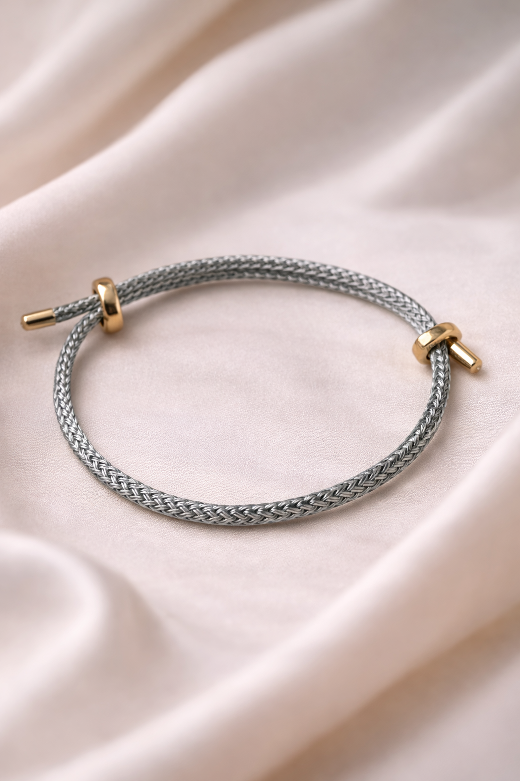 Pulsera trenzada ajustable con detalles dorados