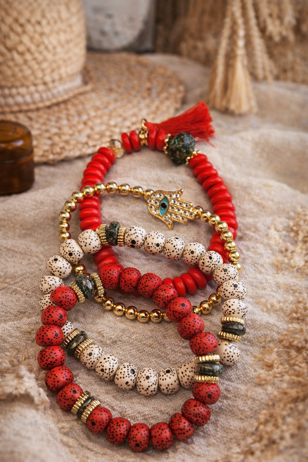 Set de pulseras estilo boho con mano protectora