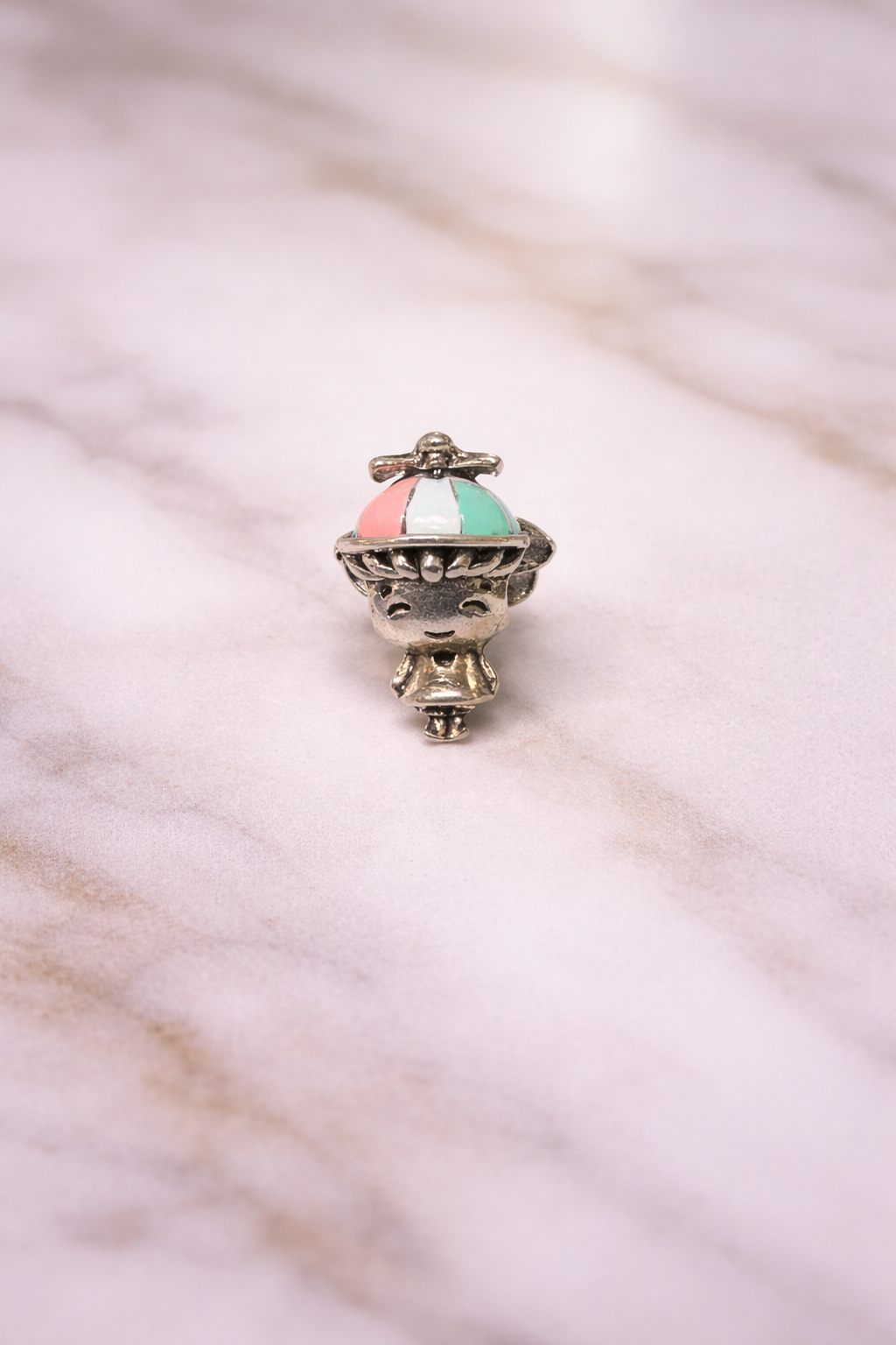Charm Niño con Gorro de Hélice