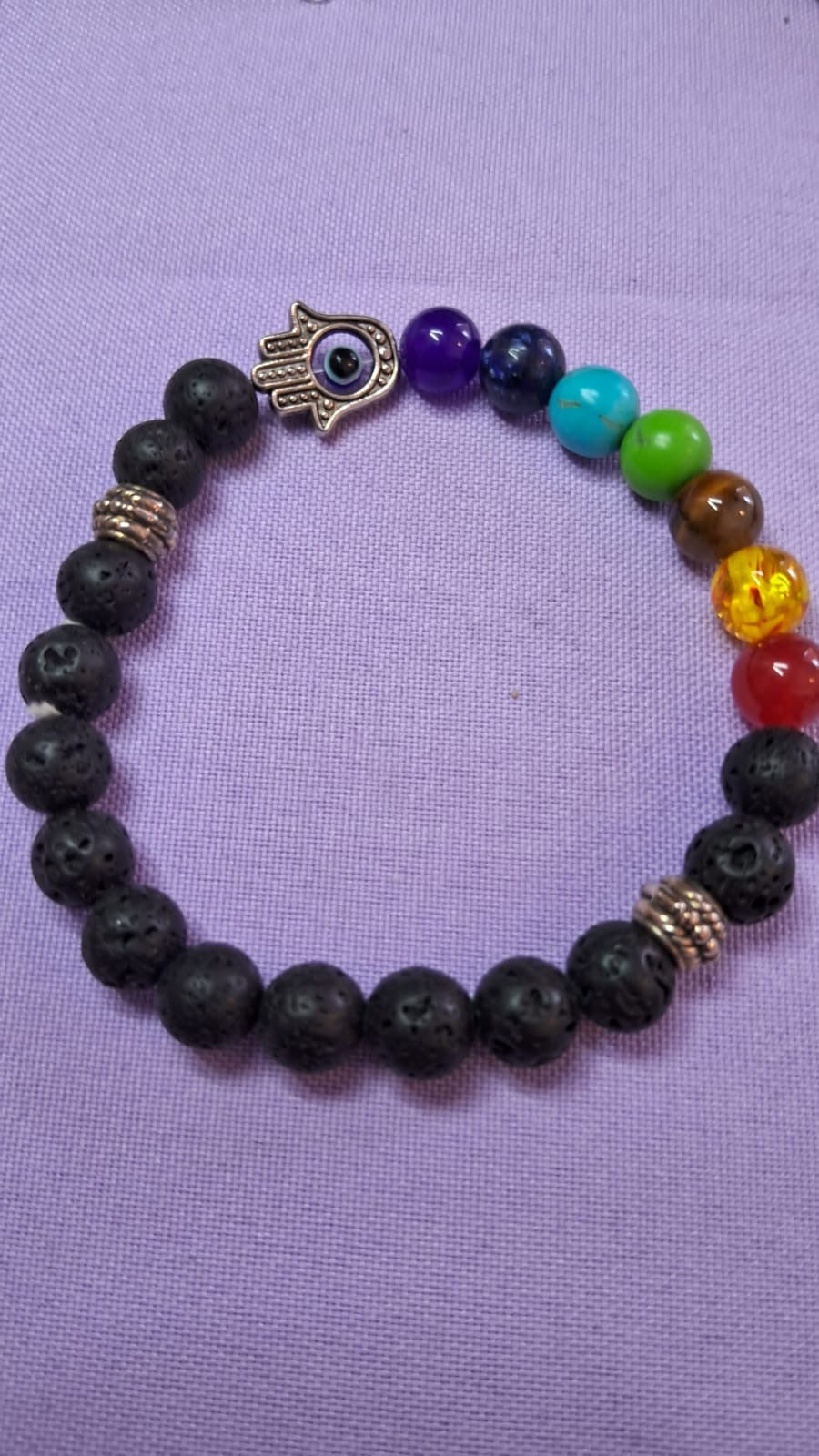 Pulsera de cuentas negras con dije de felino