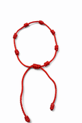 Pulsera roja de hilo con nudos