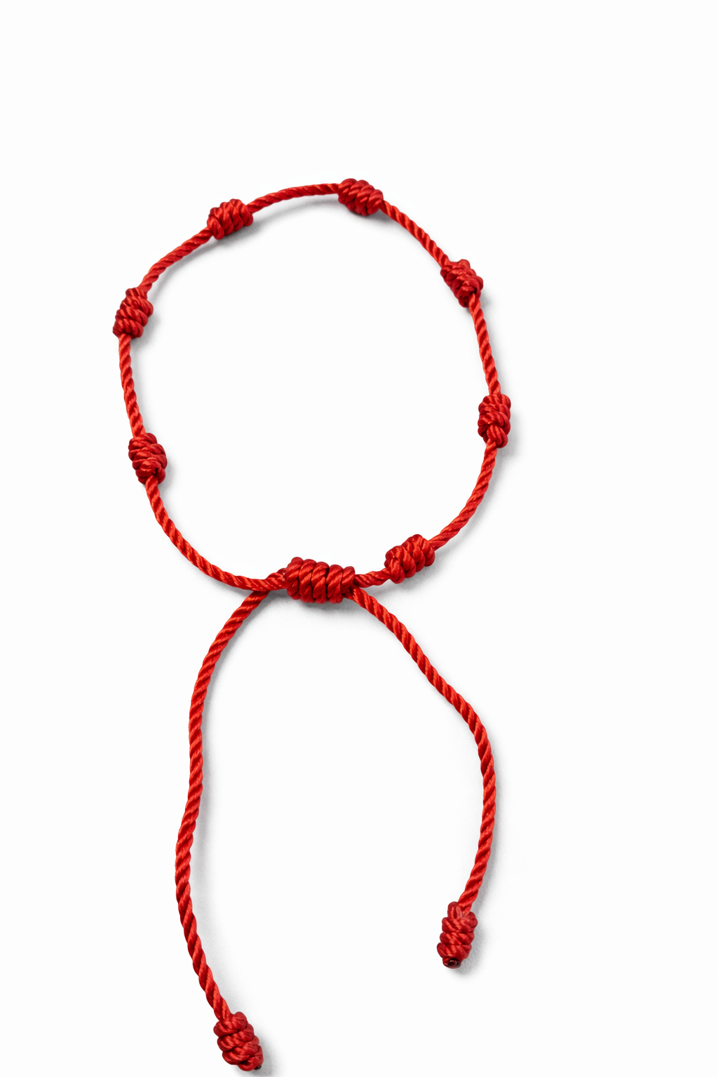 Pulsera roja de hilo con nudos