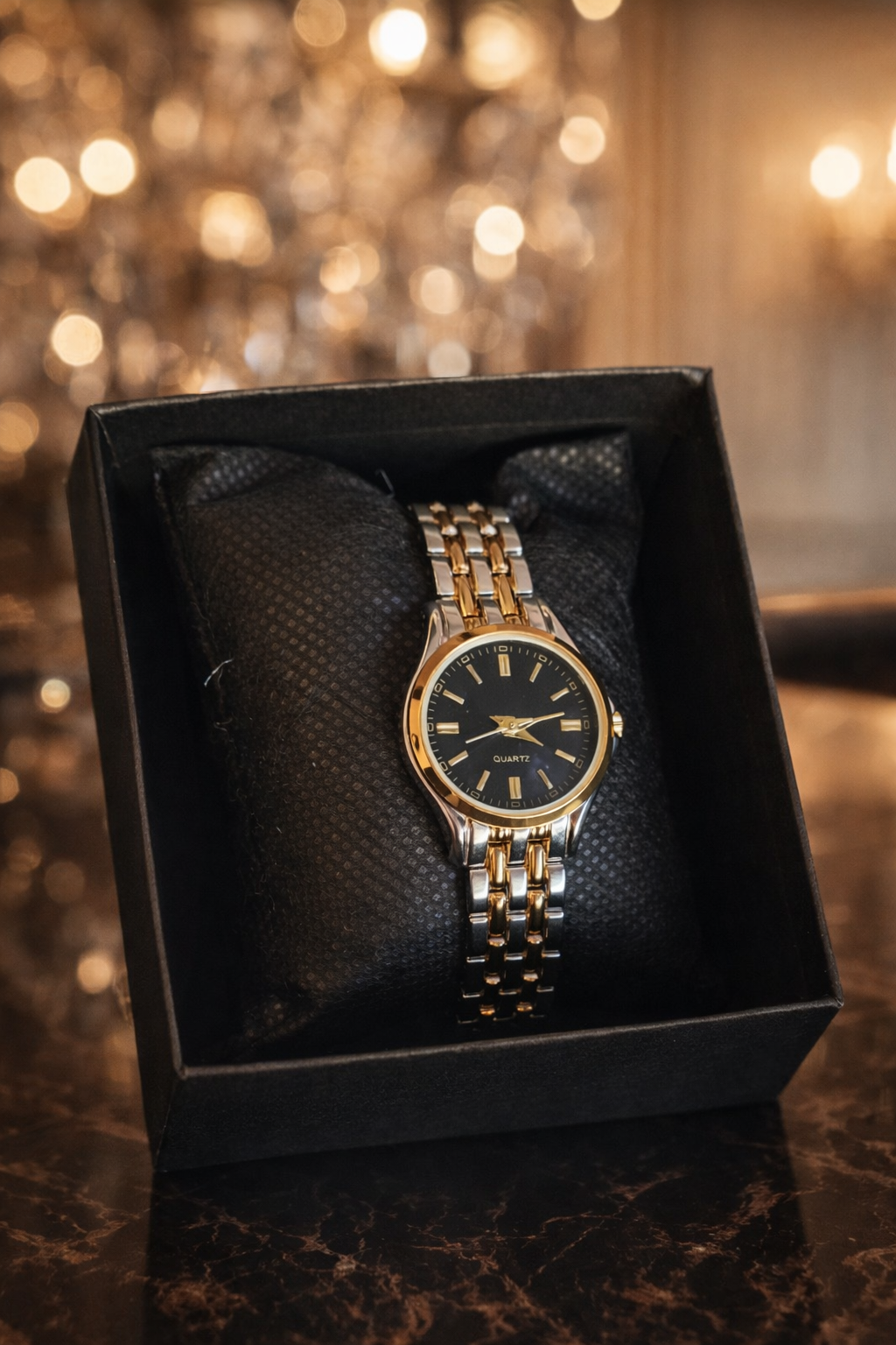Reloj femenino elegante en tonos dorado y plateado
