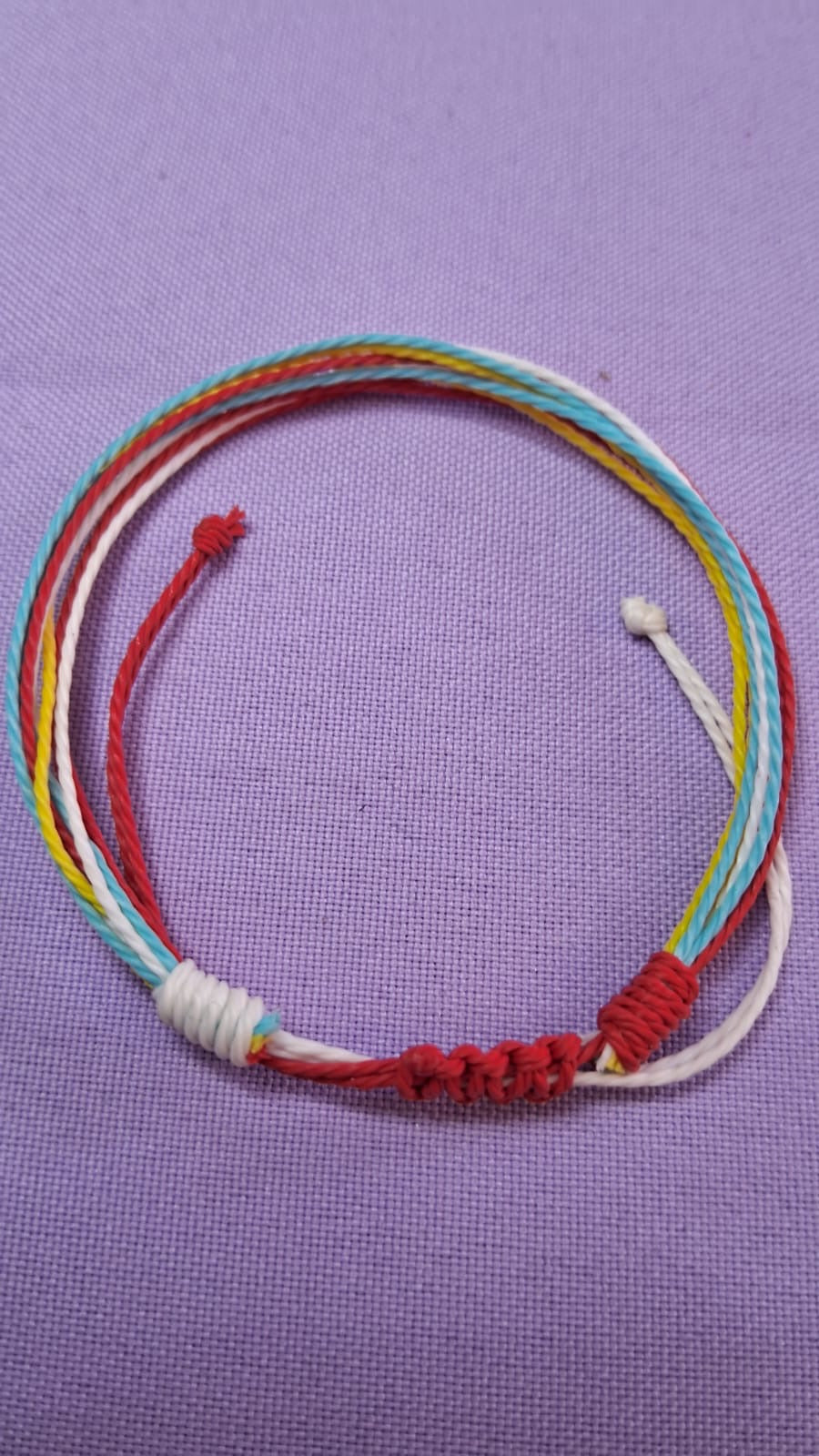 Pulsera ajustable de hilo encerado