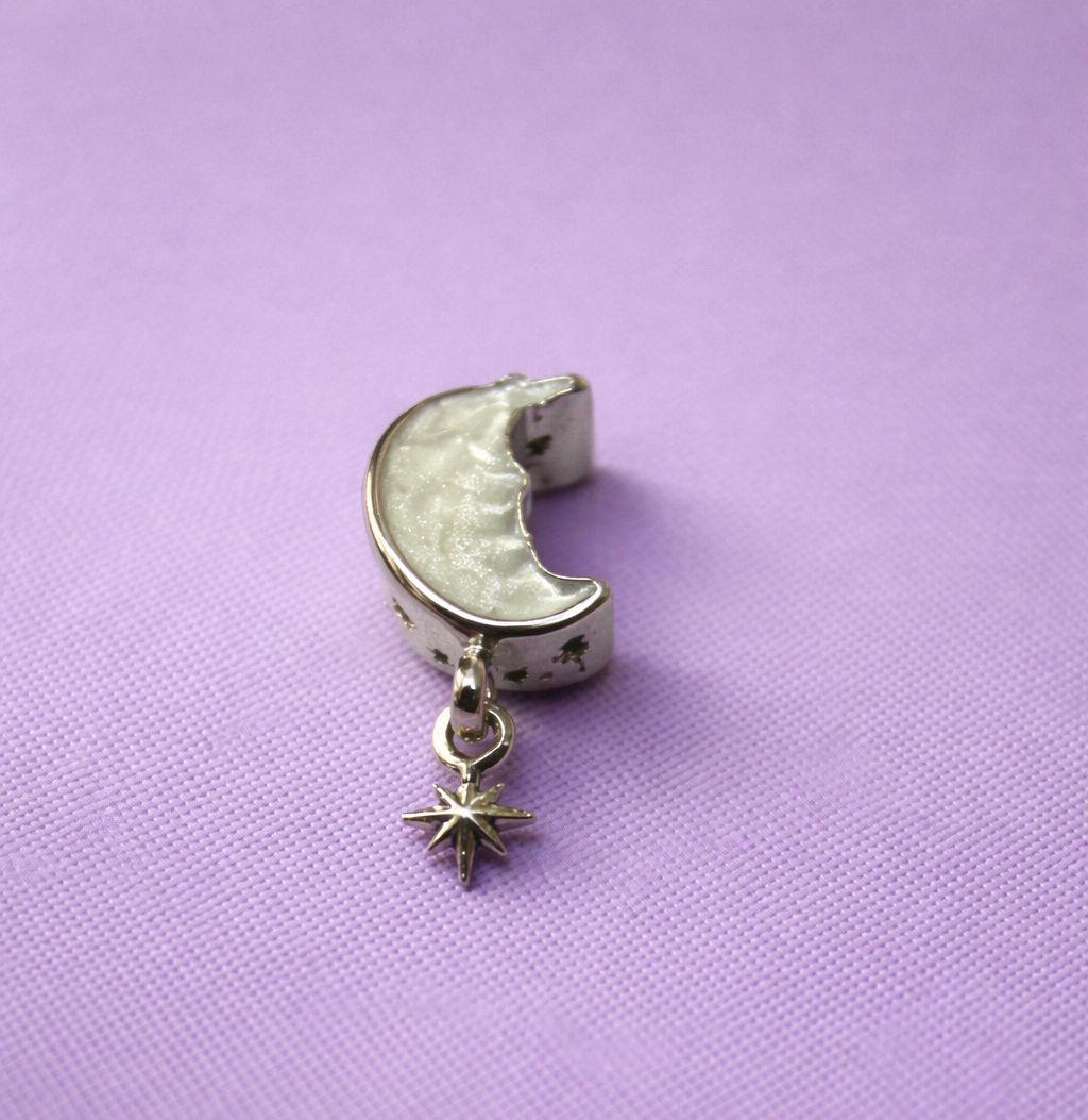 Charm Luna nacarada con Estrella