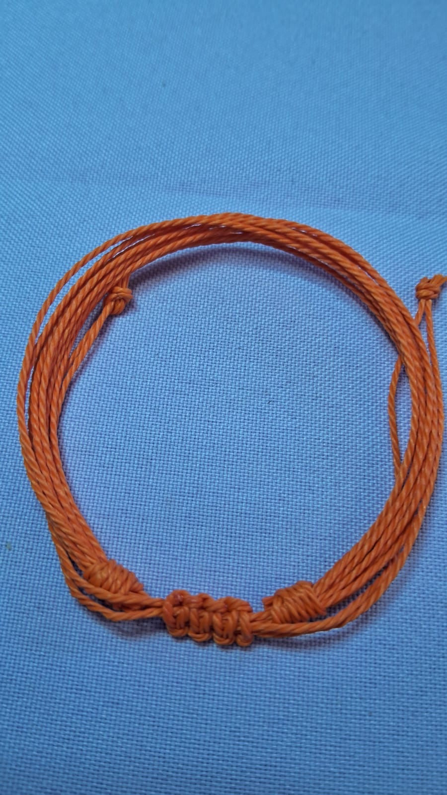 Pulsera ajustable de hilo encerado