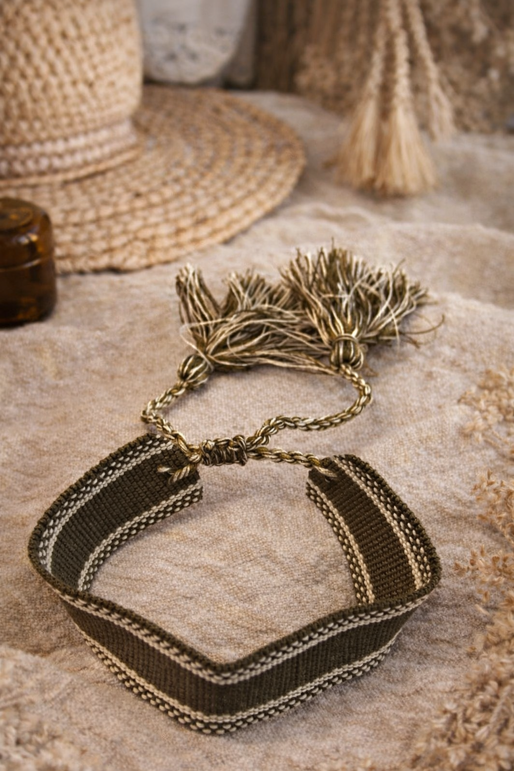 Pulseras artesanales tejidas a mano