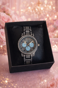 Reloj femenino negro con destellos elegantes
