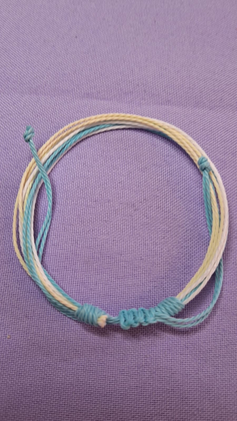 Pulsera ajustable de hilo encerado
