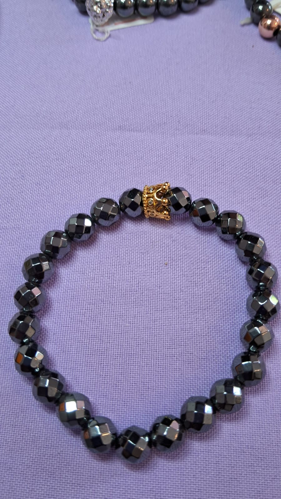 Pulsera de cuentas negras con dije de felino