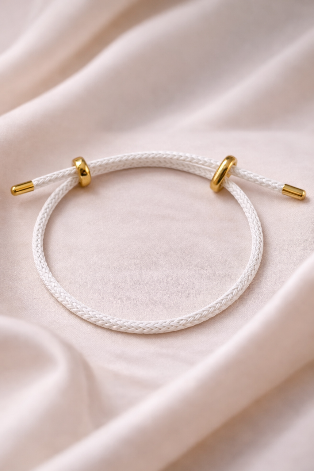 Pulsera trenzada ajustable con detalles dorados