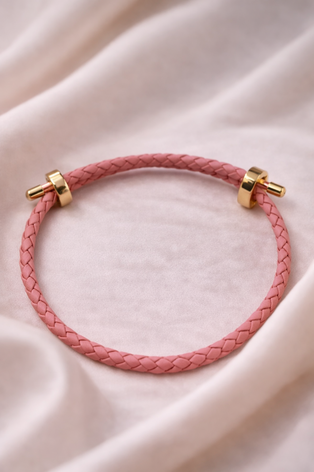 Pulsera trenzada ajustable con detalles dorados