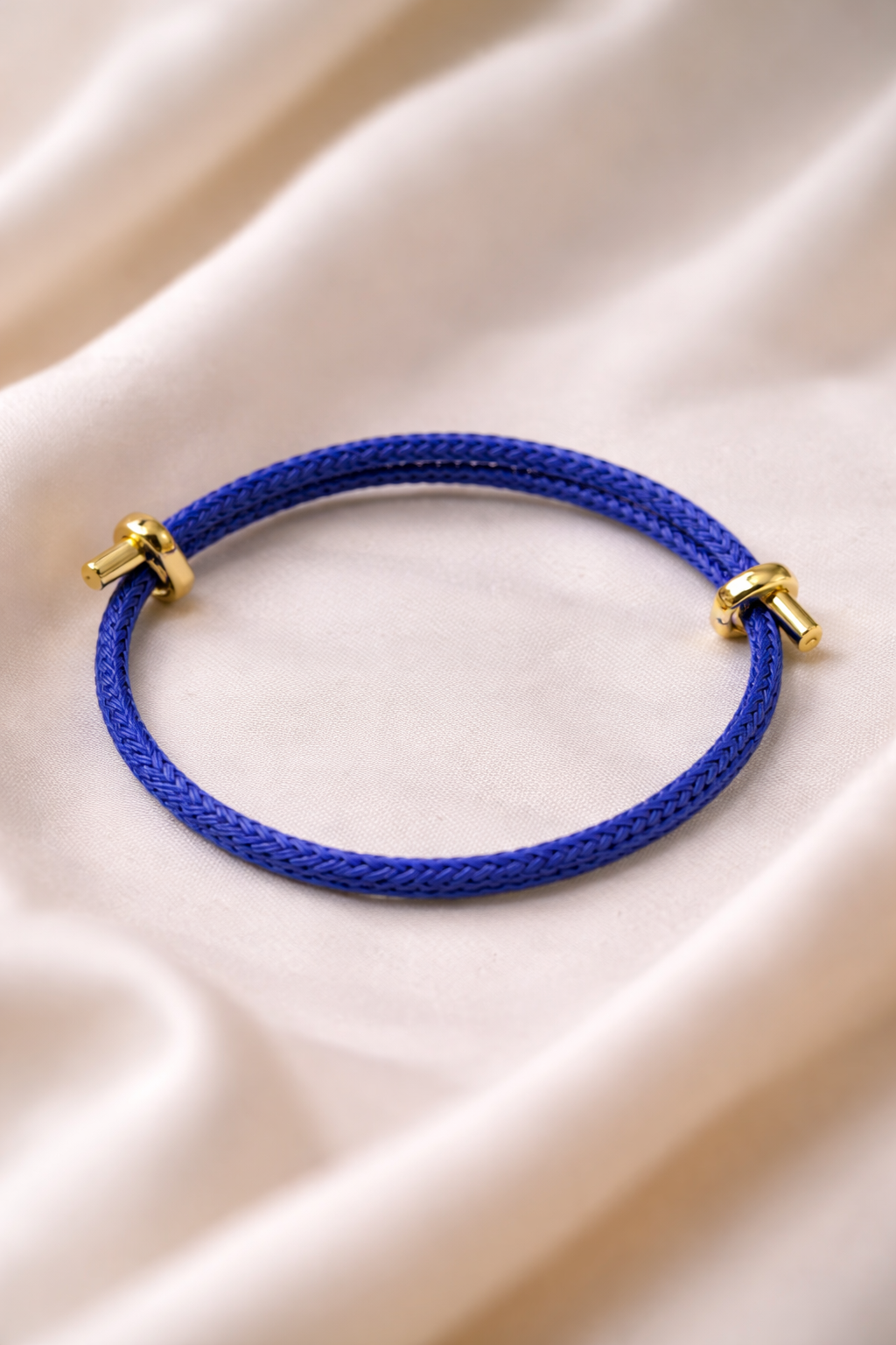 Pulsera trenzada ajustable con detalles dorados