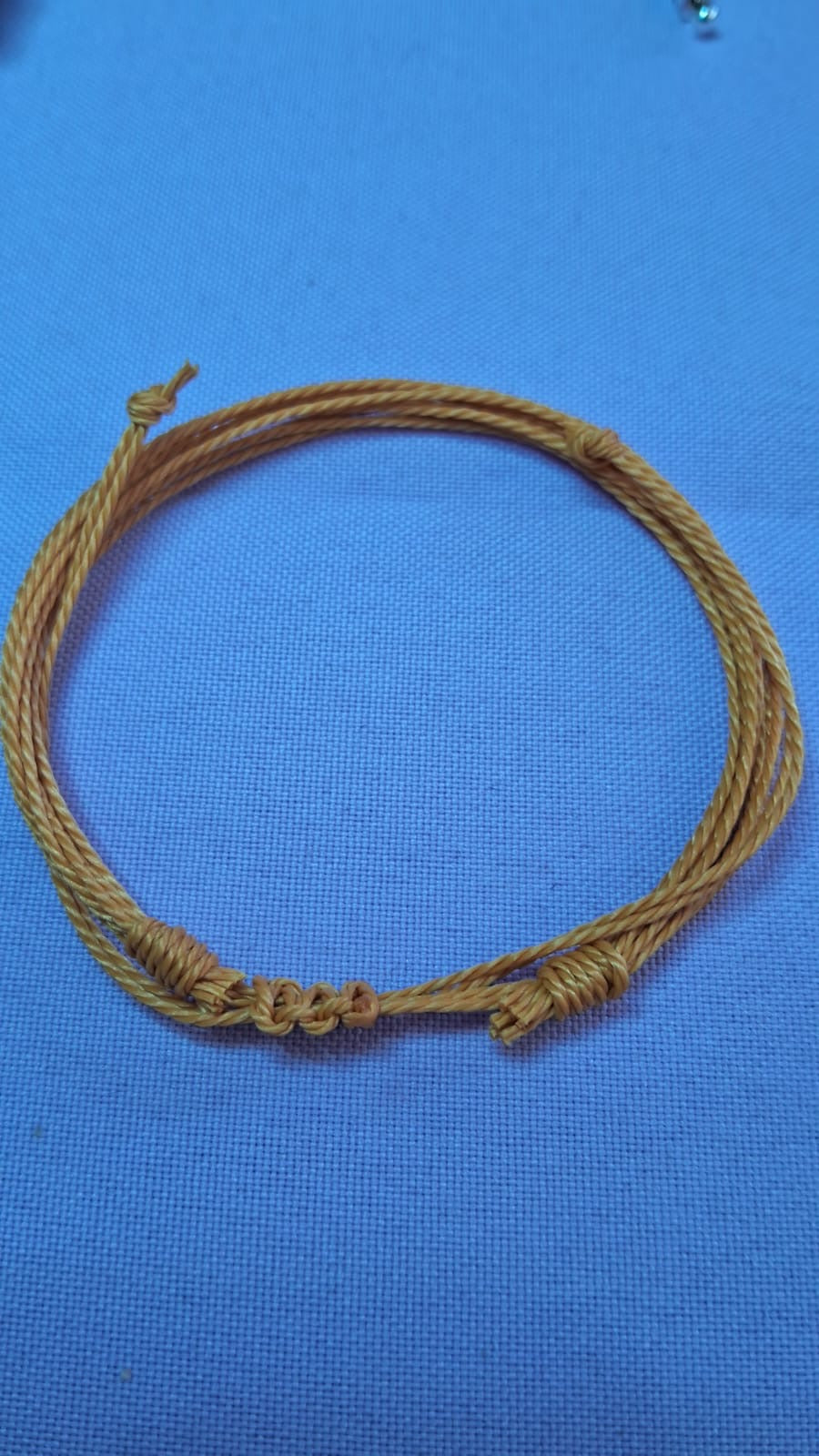 Pulsera ajustable de hilo encerado