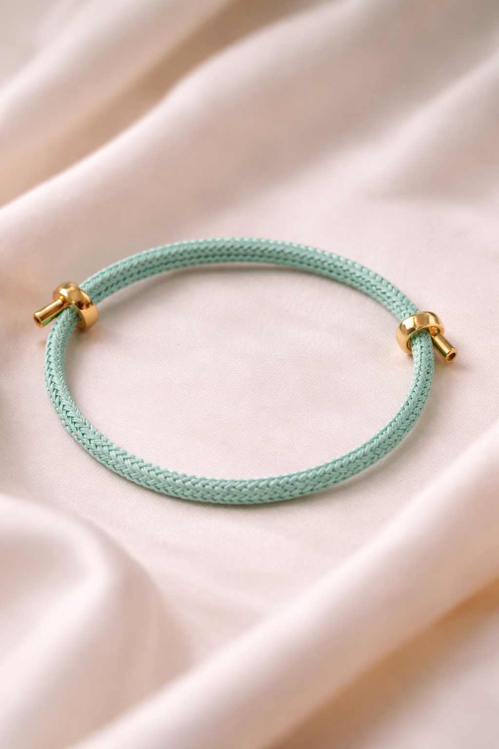 Pulsera trenzada ajustable con detalles dorados